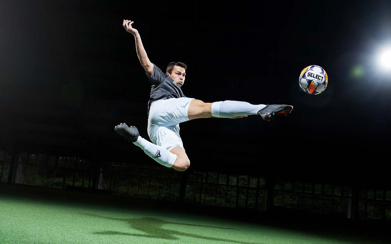 亚在门前的 亚在门前的