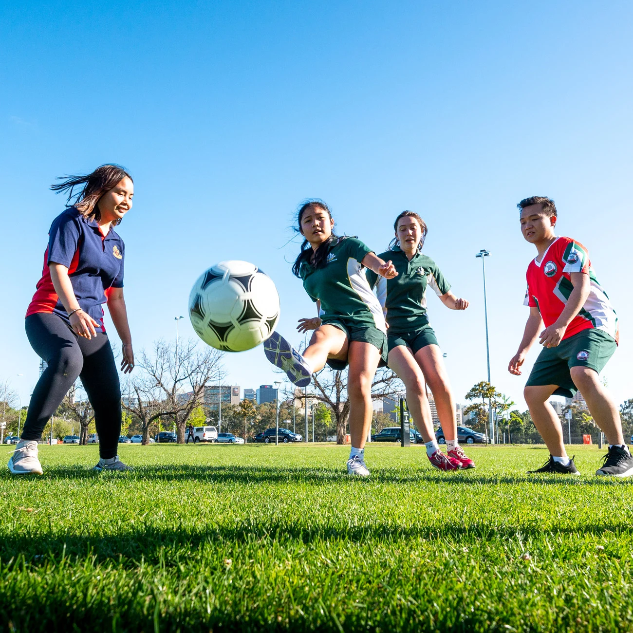詹姆斯太冤！湖人打五小，老詹多次协防漏人，干的多，错的多！.